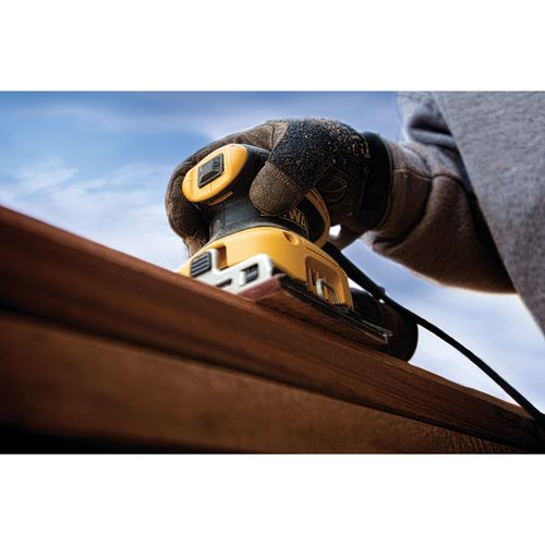 מלטשת מרובעת DEWALT DWE6411 - מלטשת גימור 230 וואט לנייר רבע גיליון עם שקית איסוף אבק