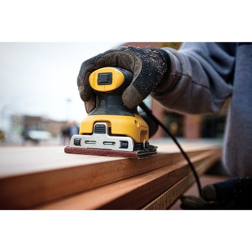מלטשת מרובעת DEWALT DWE6411 - מלטשת גימור 230 וואט לנייר רבע גיליון עם שקית איסוף אבק