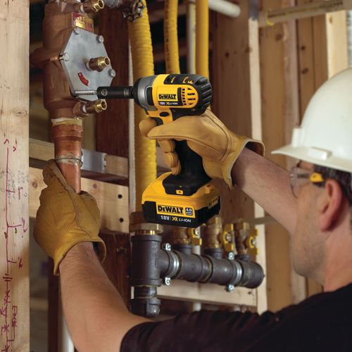 מפתח בוקסות נטען DEWALT DCF880M2 18V XR - הינע 1/2 אינץ' עם טבעת LED, שתי סוללות 4 אמפר, מטען ומזוודה קשיחה