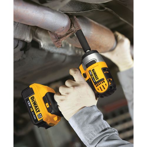 מפתח בוקסות נטען DEWALT DCF880M2 18V XR - הינע 1/2 אינץ' עם טבעת LED, שתי סוללות 4 אמפר, מטען ומזוודה קשיחה