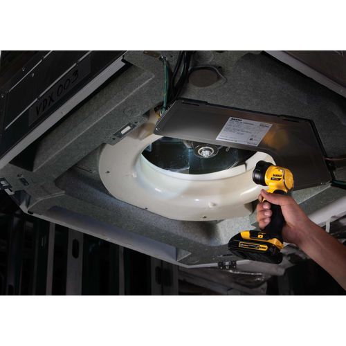 פנס עבודה נטען DEWALT DCL040 18V XR - גוף בלבד עם ראש מסתובב, מגנט לתלייה ותפסן חגורה להארת נקודת עבודה