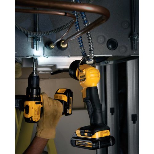 פנס עבודה נטען DEWALT DCL040 18V XR - גוף בלבד עם ראש מסתובב, מגנט לתלייה ותפסן חגורה להארת נקודת עבודה