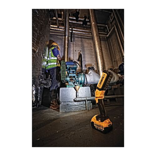 פנס עבודה נטען DEWALT DCL050N 18V XR - גוף בלבד עם ראש מפרקי בתשעה מצבים ווו תלייה מסתובב להארת שטח עבודה