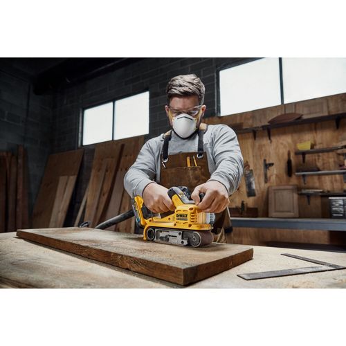 מלטשת סרט נטענת DEWALT DCW220NT 18V XR - גוף בלבד עם סרט 75x533 מ