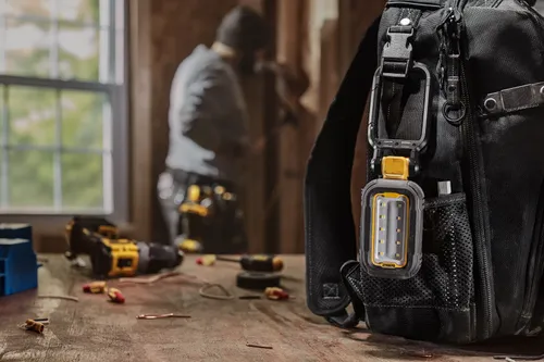 פנס עבודה נטען DEWALT DCL182 USB-C 1,000 לומן - פנס עם ראש מסתובב, מגנטים לקיבוע וקרבינר לתלייה