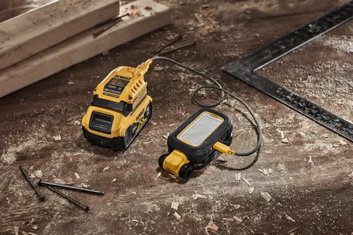 פנס עבודה נטען DEWALT DCL182 USB-C 1,000 לומן - פנס עם ראש מסתובב, מגנטים לקיבוע וקרבינר לתלייה
