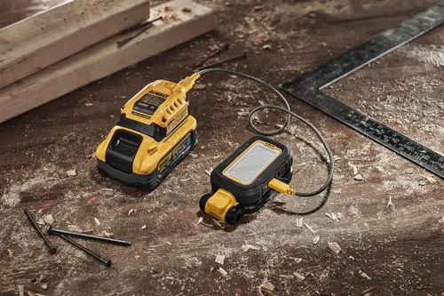 פנס עבודה נטען DEWALT DCL182 USB-C 1,000 לומן - פנס עם ראש מסתובב, מגנטים לקיבוע וקרבינר לתלייה