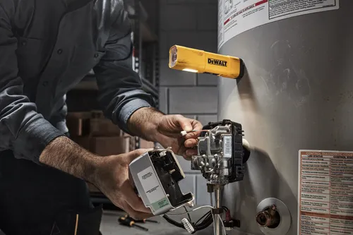 פנס נטען DEWALT DCL183 USB-C בגוף מתכת - פנס עם אלומה ראשית 1,000 לומן, תאורה צידית, מגנט ווו תלייה