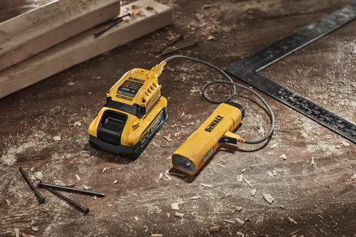 פנס נטען DEWALT DCL183 USB-C בגוף מתכת - פנס עם אלומה ראשית 1,000 לומן, תאורה צידית, מגנט ווו תלייה