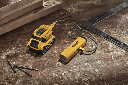 פנס נטען DEWALT DCL183 USB-C בגוף מתכת - פנס עם אלומה ראשית 1,000 לומן, תאורה צידית, מגנט ווו תלייה