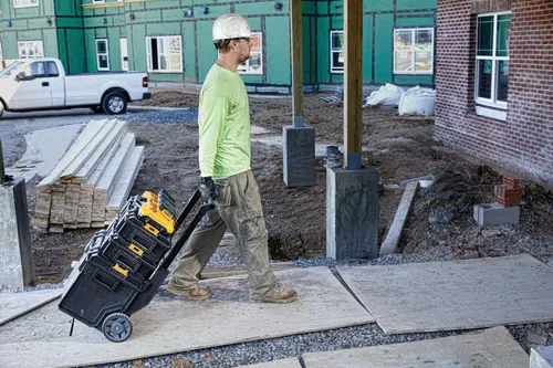 מטען מהיר DEWALT DCB104 בארבע יציאות - מטען קוואטרו לסוללות 12V, 18V XR ו-54V FlexVolt בטעינה סימולטנית