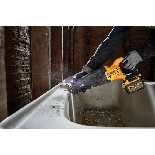 מסור חרב נטען DEWALT DCS386NT 18V XR FlexVolt Advantage - גוף בלבד עם נעל נשענת ומזוודת TSTAK VI