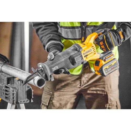 מסור חרב נטען DEWALT DCS386NT 18V XR FlexVolt Advantage - גוף בלבד עם נעל נשענת ומזוודת TSTAK VI