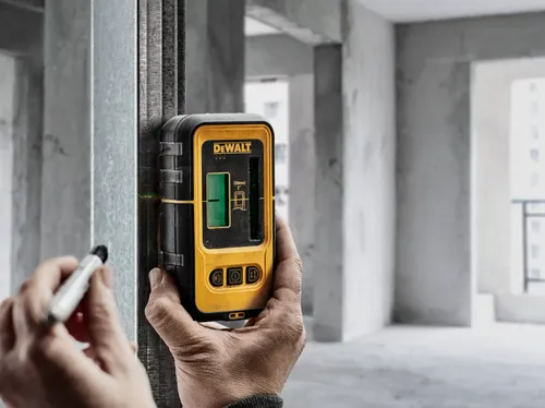 קולט קרן לייזר ירוק DEWALT DE0892G - קולט עם מסך LCD כפול, חיווי קולי, מגנטים ומלחציים למוט מדידה