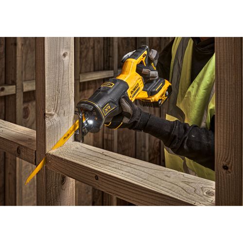 מסור חרב נטען DEWALT DCS382 20V MAX XR - גוף בלבד עם נעל נשענת, תפס להב ללא מפתח ותאורת LED