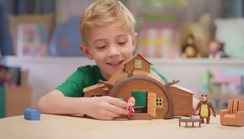 ערכת משחק הבית של הדב עם דמויות מאשה והדב