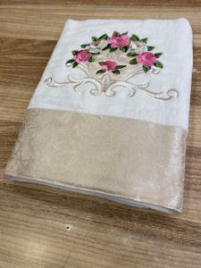 מגבת בצבע שמנת עם רקמת פרח - 100% כותנה