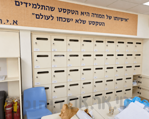 בי