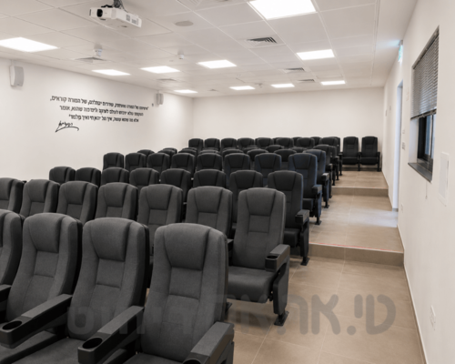 כסאות אודיטורים לבסיס צבאי