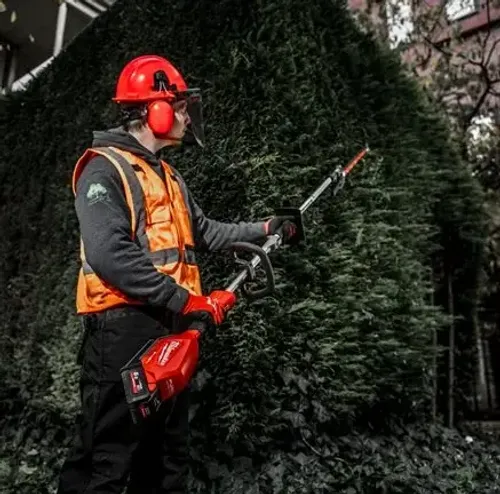 אביזר גוזם גדר חיה/מגזמת למולטי גינון קומבי Milwaukee M18 FOPH-HTA Quick Lok