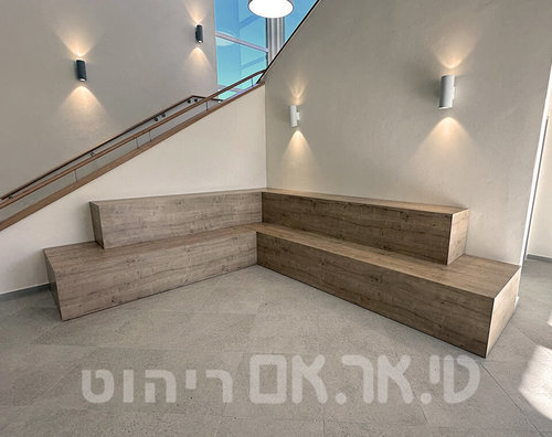 במת ישיבה דו-קומתית