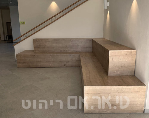 במת ישיבה דו-קומתית