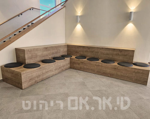 במת ישיבה דו-קומתית