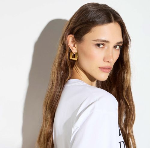 Curved earrings with logo