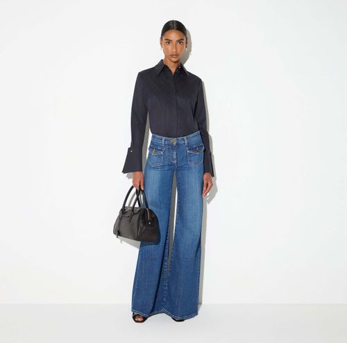 Bell-bottom jeans with small pockets