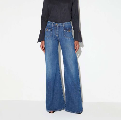 Bell-bottom jeans with small pockets