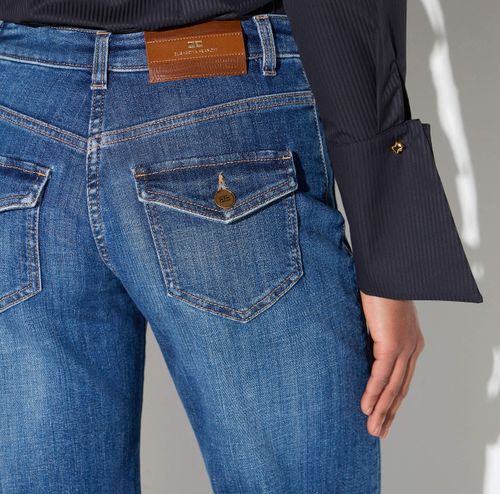 Bell-bottom jeans with small pockets