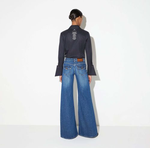 Bell-bottom jeans with small pockets