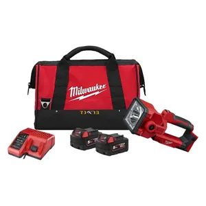 פנס חיפוש נטען 2,500 לומינס 18V LED + שתי סוללות 5.0AH MILWAUKEE