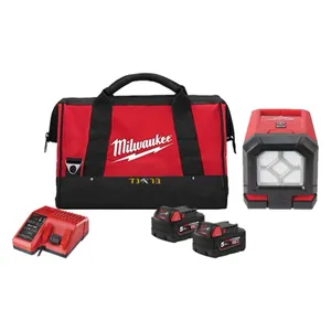 פנס LED קומפקטי נטען 2,200 לומינס 18V + שתי סוללות 5.0AH MILWAUKEE