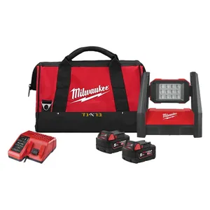 פנס LED להארת שטח נטען 3,000 לומינס 18V + שתי סוללות 5.0AH MILWAUKEE