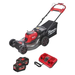 מכסחת דשא 18V הנעה עצמית 53 ס"מ + זוג סוללות 12A + מטען MILWAUKEE