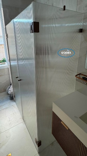 מקלחון משולב קבוע+ שתי דלתות זכוכית גלים גלינה פירזול שחור 8 מ"מ לפי מידה 