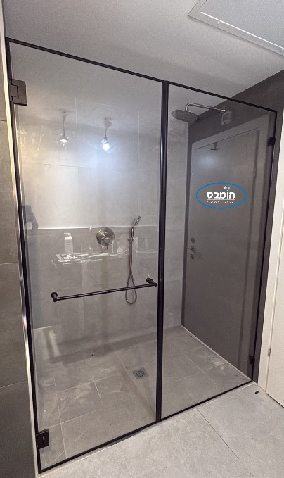 מקלחון חזית קבוע+ דלת זכוכית שקופה פירזול שחור 8 מ"מ לפי מידה עם מסגרת היקפית+ ידית מגבת