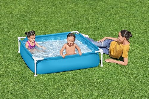 בריכה מלבנית My First Frame Pool של חברת Bestway עם מסגרת מתכת בצבע כחול.