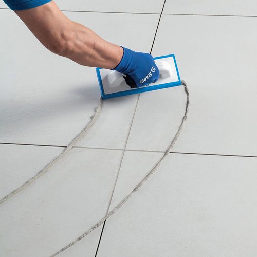 ULTRACOLOR PLUS  רובה צמנטית בעלת ביצועים גבוהים, מתקשה ומתייבשת במהירות, למילוי מישקים ברוחב של עד 20 מ