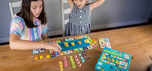 ילדה בת 6 משחקת עם אחותה במשחק הקופסה הבזאר של Djeco, מתנה לגיל 6