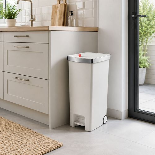 פח דוושה לבן 45 ליטר La Kitchenette במטבח הביתי