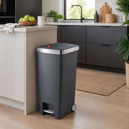 פח דוושה שחור 45 ליטר La Kitchenette במטבח הביתי