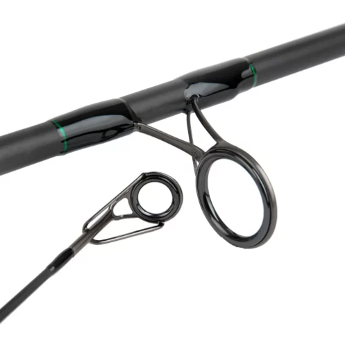 חכת קרפיונים Shimano Tribal TX1A באורך 13 רגל ומשקל 3.5 ליברות על רקע דייג.