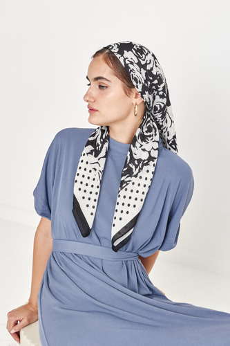 מרובעת קטנה ורד שחור