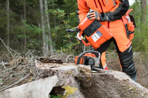 מיכל דלק ושמן משולב Husqvarna Combi Can לתדלוק מסור שרשרת בעבודות יער וכריתה