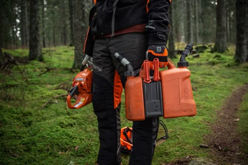 מיכל קומבי Husqvarna ‏5 ליטר דלק ו-2.5 ליטר שמן עם פיות תדלוק ומקום אחסון לכלים