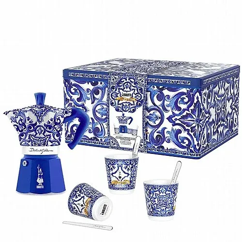 מארז Bialetti Dolce&Gabbana Blu Mediterraneo עם מקינטה Moka Express ל-6 כוסות, כוסות ומערבבים