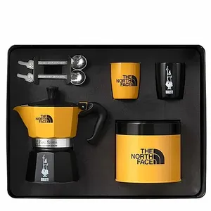 מארז Bialetti × The North Face – מקינטה Moka Express ל-3 כוסות + 2 כוסות, 2 כפיות ופחית קפה