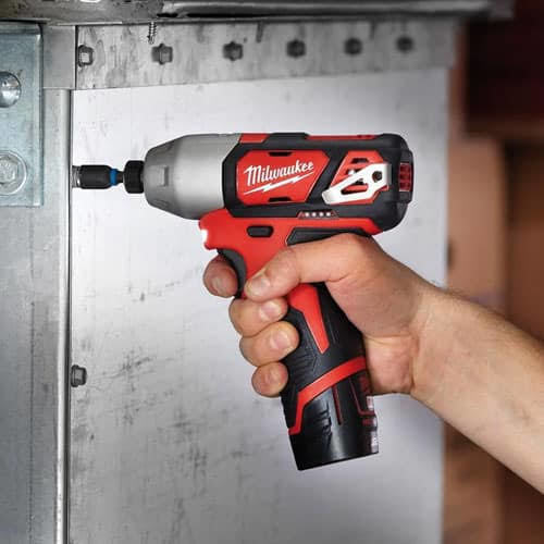 מברגת אימפקט 12V + פנס כולל 2 סוללות 2AH ומטען מבית milwaukee מילווקי